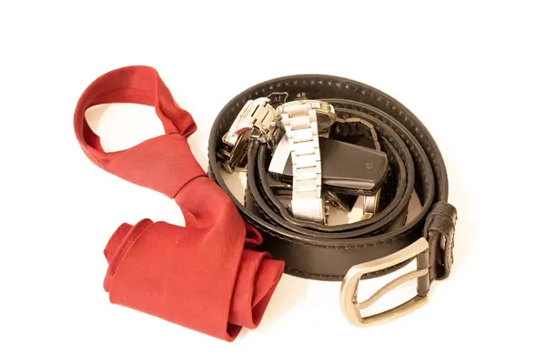 Siyah kuşak, kravat, saat ve anahtar beyaz arka planda