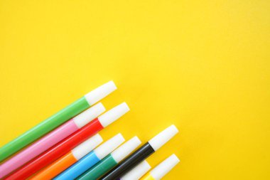 Sarı arkaplanda köşegen şeklinde dizilmiş renkli işaretler.