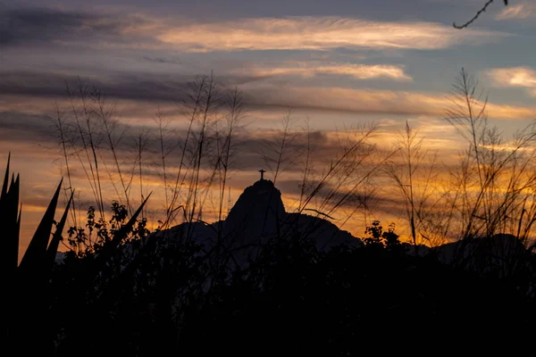 Dağlarda gün batımının silueti