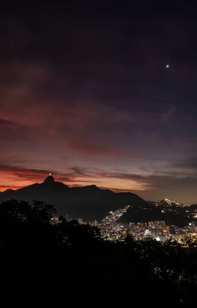 Şehrin gece manzarası