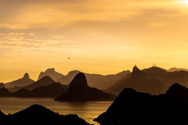 Denizin üzerinde güzel bir gün batımı