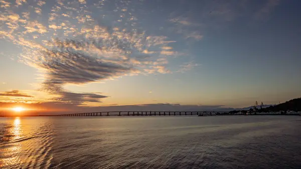 Nehrin üzerinde gün batımı