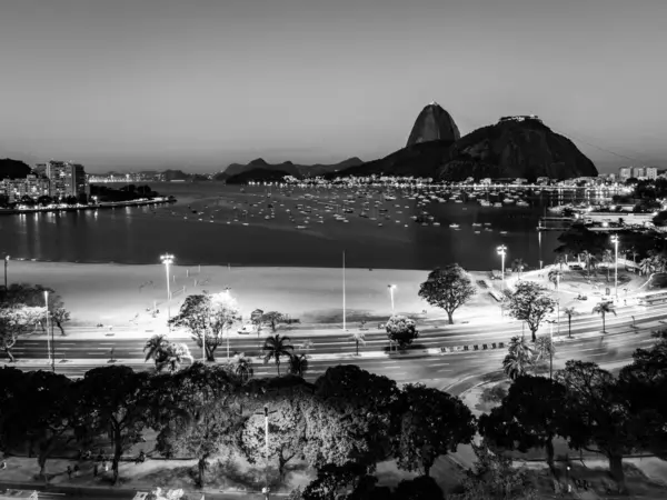 Rio de Janeiro, Brezilya, ünlü Rio Rio de Janeiro manzarası. Şekerden gece görüntüsü