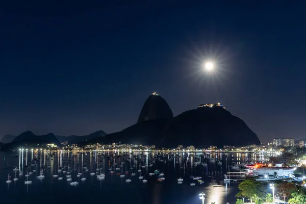 Rio de Janeiro 'nun gece görüşü. Şekerli ve somun şekerli.