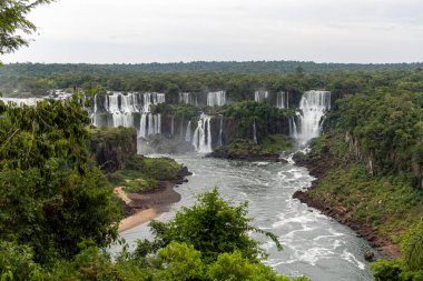 Ormandaki şelalede Brezilya