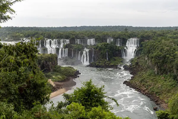 Ormandaki şelalede Brezilya