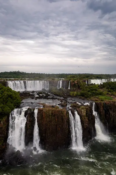 Dağdaki güzel şelale