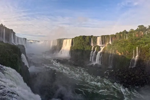 İguazu düşüyor, Arjantin. Nehir ve şelale manzarası