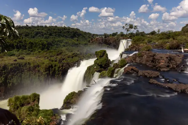 nehir üzerinde güzel şelale