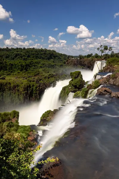 Nehrin ormanında şelale