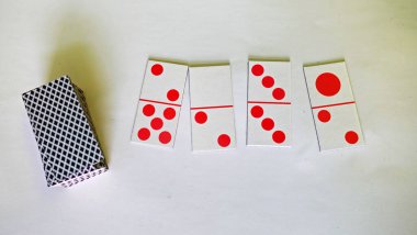 Kağıt domino, taktik strateji oyunu.