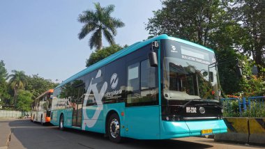  Transjakarta, Güneydoğu Asya ve Güney Asya 'daki ilk hızlı otobüs ulaşım sistemidir. Şu anda, Transjakarta Elektrik Otobüsü mevcuttur.