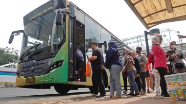  Transjakarta, Güneydoğu Asya ve Güney Asya 'daki ilk hızlı otobüs ulaşım sistemidir. Şu anda, Transjakarta Elektrik Otobüsü mevcuttur.