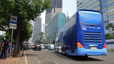  Transjakarta, Güneydoğu Asya ve Güney Asya 'daki ilk hızlı otobüs ulaşım sistemidir. Şu anda, Transjakarta Elektrik Otobüsü mevcuttur.