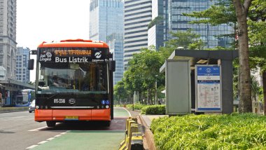  Transjakarta, Güneydoğu Asya ve Güney Asya 'daki ilk hızlı otobüs ulaşım sistemidir. Şu anda, Transjakarta Elektrik Otobüsü mevcuttur.