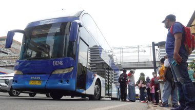 Transjakarta, Güneydoğu Asya ve Güney Asya 'daki ilk hızlı otobüs ulaşım sistemidir. Şu anda, Transjakarta Elektrik Otobüsü mevcuttur.