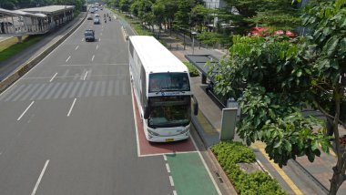  Transjakarta, Güneydoğu Asya ve Güney Asya 'daki ilk hızlı otobüs ulaşım sistemidir. Şu anda, Transjakarta Elektrik Otobüsü mevcuttur.