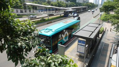  Transjakarta, Güneydoğu Asya ve Güney Asya 'daki ilk hızlı otobüs ulaşım sistemidir. Şu anda, Transjakarta Elektrik Otobüsü mevcuttur.