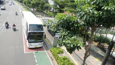  Transjakarta, Güneydoğu Asya ve Güney Asya 'daki ilk hızlı otobüs ulaşım sistemidir. Şu anda, Transjakarta Elektrik Otobüsü mevcuttur.