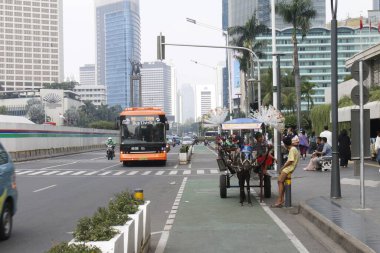  Transjakarta, Güneydoğu Asya ve Güney Asya 'daki ilk hızlı otobüs ulaşım sistemidir. Şu anda, Transjakarta Elektrik Otobüsü mevcuttur.