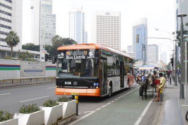  Transjakarta, Güneydoğu Asya ve Güney Asya 'daki ilk hızlı otobüs ulaşım sistemidir. Şu anda, Transjakarta Elektrik Otobüsü mevcuttur.