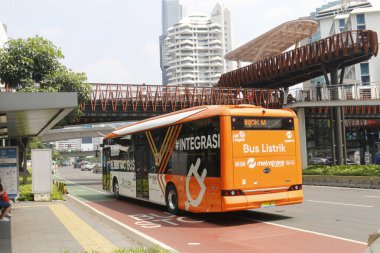  Transjakarta, Güneydoğu Asya ve Güney Asya 'daki ilk hızlı otobüs ulaşım sistemidir. Şu anda, Transjakarta Elektrik Otobüsü mevcuttur.