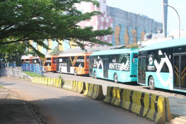  Transjakarta, Güneydoğu Asya ve Güney Asya 'daki ilk hızlı otobüs ulaşım sistemidir. Şu anda, Transjakarta Elektrik Otobüsü mevcuttur.