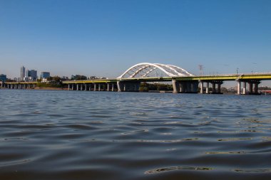 Seul şehrini sabah çeşitli açılardan Han nehrinin kıyısında, Güney Kore 'de görüyoruz..