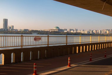 Seul şehrini sabah çeşitli açılardan Han nehrinin kıyısında, Güney Kore 'de görüyoruz..