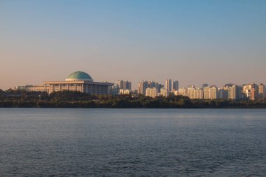 Seul şehrini sabah çeşitli açılardan Han nehrinin kıyısında, Güney Kore 'de görüyoruz..