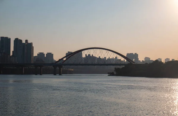 上午在韩国汉江畔从不同角度对首尔市的看法 — 图库照片