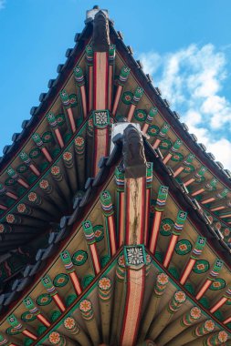 Gyeongbok Sarayı ve diğer miras, Seul 'ü ziyaret eden yabancı turistler için favori bir yerdir..