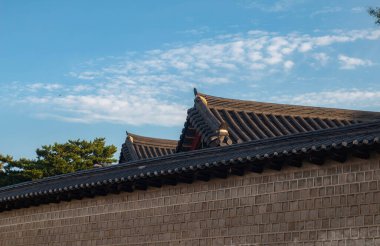 Gyeongbok Sarayı ve diğer miras, Seul 'ü ziyaret eden yabancı turistler için favori bir yerdir..