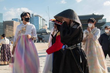 Gyeongbok Sarayı ve diğer miras, Seul 'ü ziyaret eden yabancı turistler için favori bir yerdir..