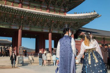 Gyeongbok Sarayı ve diğer miras, Seul 'ü ziyaret eden yabancı turistler için favori bir yerdir..