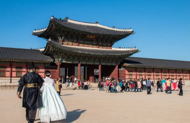 Gyeongbok Sarayı ve diğer miras, Seul 'ü ziyaret eden yabancı turistler için favori bir yerdir..
