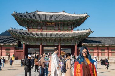 Gyeongbok Sarayı ve diğer miras, Seul 'ü ziyaret eden yabancı turistler için favori bir yerdir..