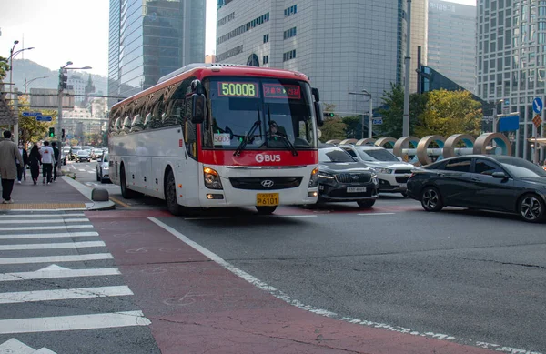 公共汽车是大韩民国首尔最常见的公共交通形式之一 — 图库照片