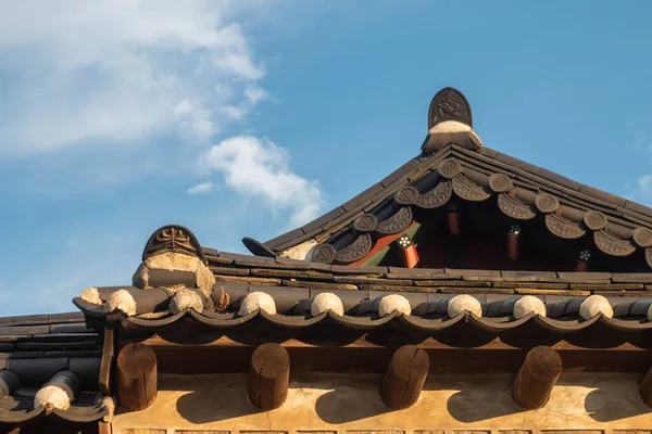 Gyeongbok Sarayı ve diğer miras, Seul 'ü ziyaret eden yabancı turistler için favori bir yerdir..