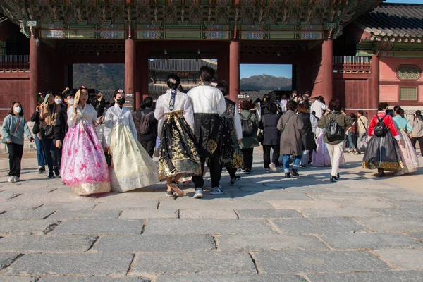 ギョンボ宮殿やその他の遺産は ソウルを訪れる外国人観光客のお気に入りの場所です — ストック写真