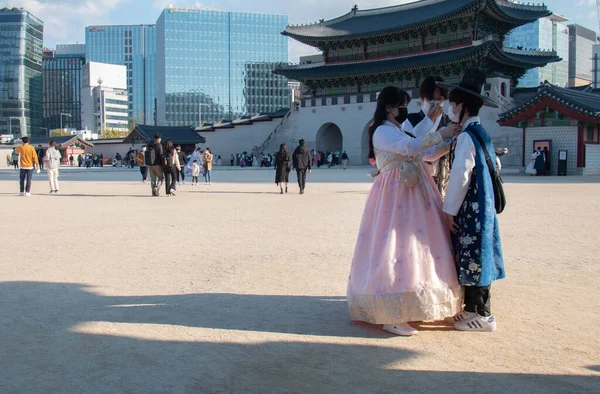 庆波克宫和其他文化遗产是外国游客游览首尔的好地方 — 图库照片