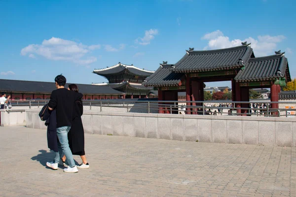 庆波克宫和其他文化遗产是外国游客游览首尔的好地方 — 图库照片