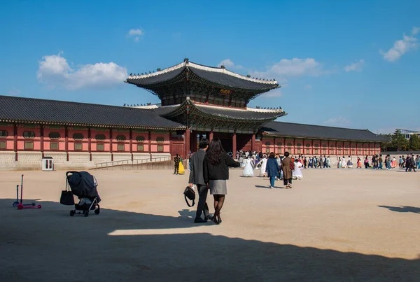 ギョンボ宮殿やその他の遺産は ソウルを訪れる外国人観光客のお気に入りの場所です — ストック写真