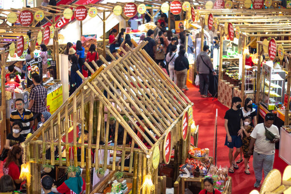 Различные рыночные закуски в торговом центре в Джакарте, Индонезия