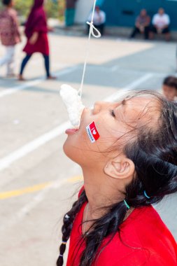 Endonezya 'nın bağımsızlık gününde çocuklar için kraker yeme yarışması. Endonezya 'da popüler bir geleneksel yarışma, 