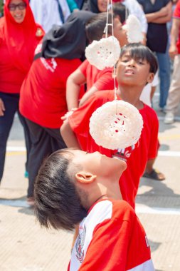 Endonezya 'nın bağımsızlık gününde çocuklar için kraker yeme yarışması. Endonezya 'da popüler bir geleneksel yarışma, 