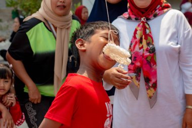 Endonezya 'nın bağımsızlık gününde çocuklar için kraker yeme yarışması. Endonezya 'da popüler bir geleneksel yarışma, 