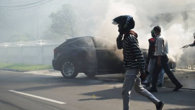 Yolun kenarında bir Lexus arabası alev aldı..