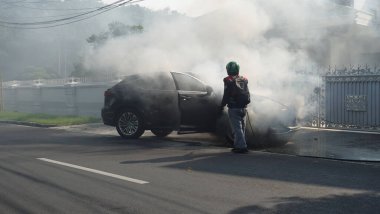 Yolun kenarında bir Lexus arabası alev aldı..