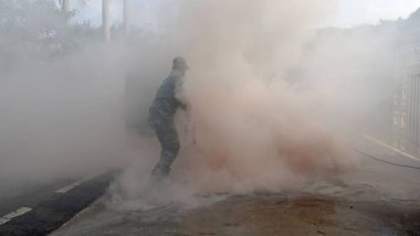 Yolun kenarında bir Lexus arabası alev aldı..